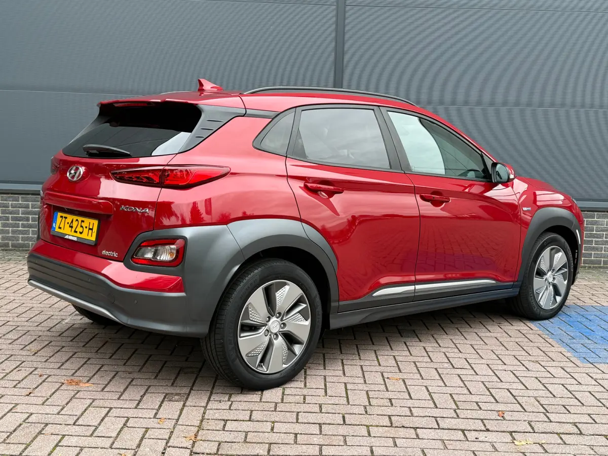 EV Premium 64 kWh / 64 kWh accupakket / Volledig elektrisch / Actieradius tot 449 km WLTP / Premium uitvoering / Warmtepomp / Head-up display / Lederen bekleding / Elektrisch verstelbare sto