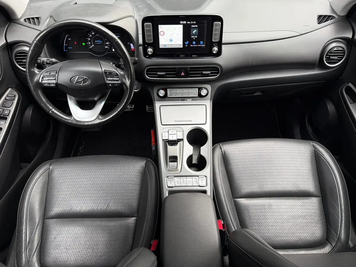 EV Premium 64 kWh / 64 kWh accupakket / Volledig elektrisch / Actieradius tot 449 km WLTP / Premium uitvoering / Warmtepomp / Head-up display / Lederen bekleding / Elektrisch verstelbare sto