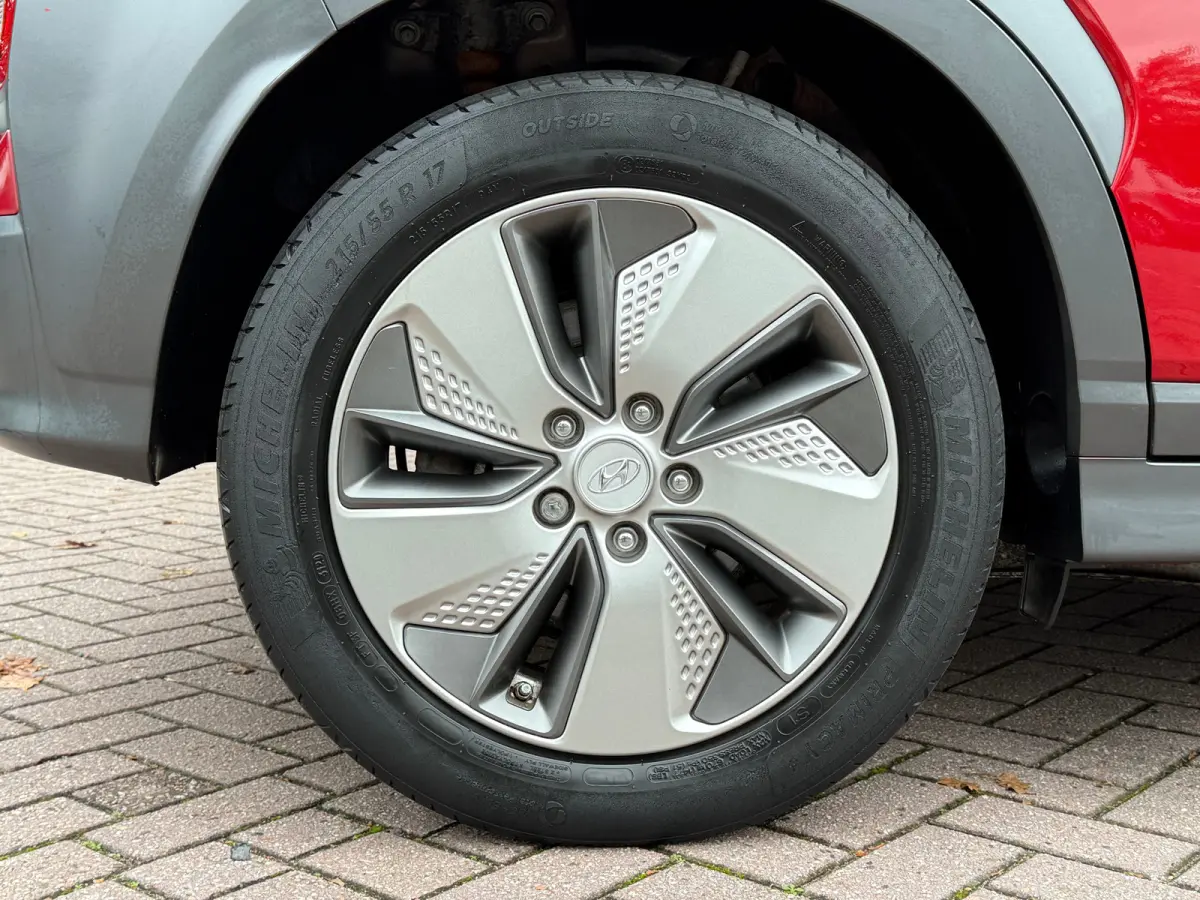 EV Premium 64 kWh / 64 kWh accupakket / Volledig elektrisch / Actieradius tot 449 km WLTP / Premium uitvoering / Warmtepomp / Head-up display / Lederen bekleding / Elektrisch verstelbare sto