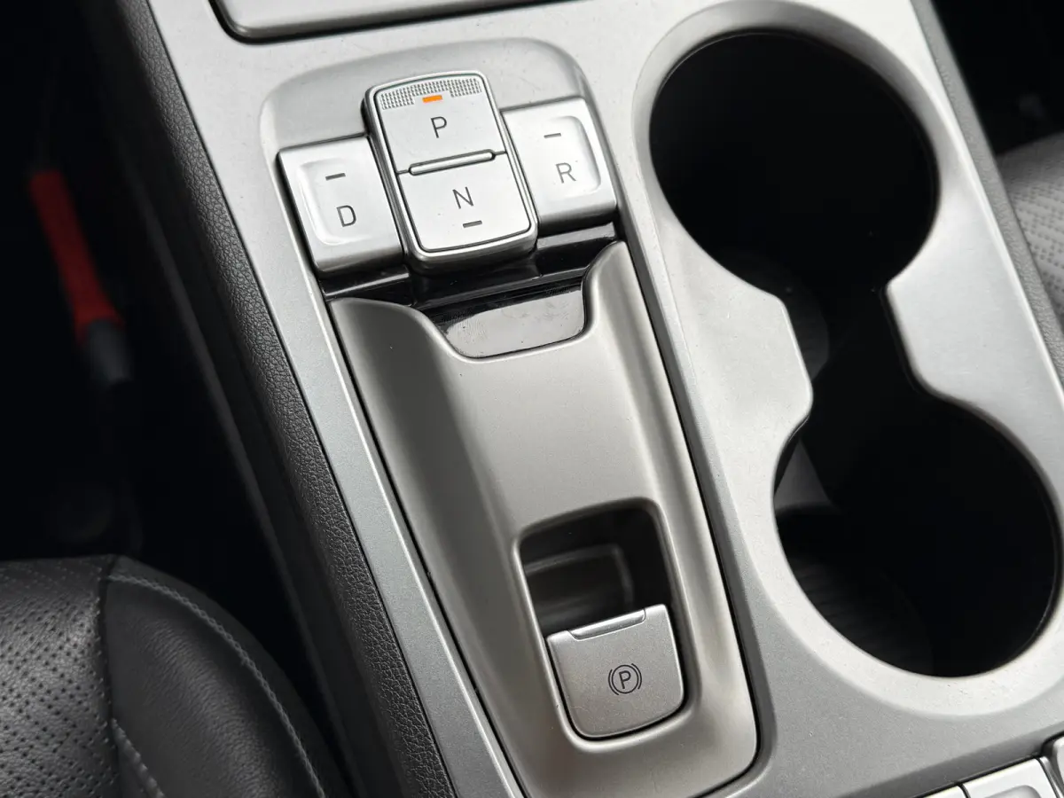 EV Premium 64 kWh / 64 kWh accupakket / Volledig elektrisch / Actieradius tot 449 km WLTP / Premium uitvoering / Warmtepomp / Head-up display / Lederen bekleding / Elektrisch verstelbare sto