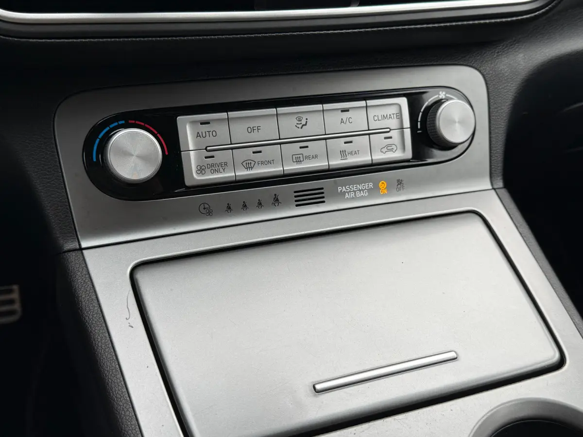 EV Premium 64 kWh / 64 kWh accupakket / Volledig elektrisch / Actieradius tot 449 km WLTP / Premium uitvoering / Warmtepomp / Head-up display / Lederen bekleding / Elektrisch verstelbare sto