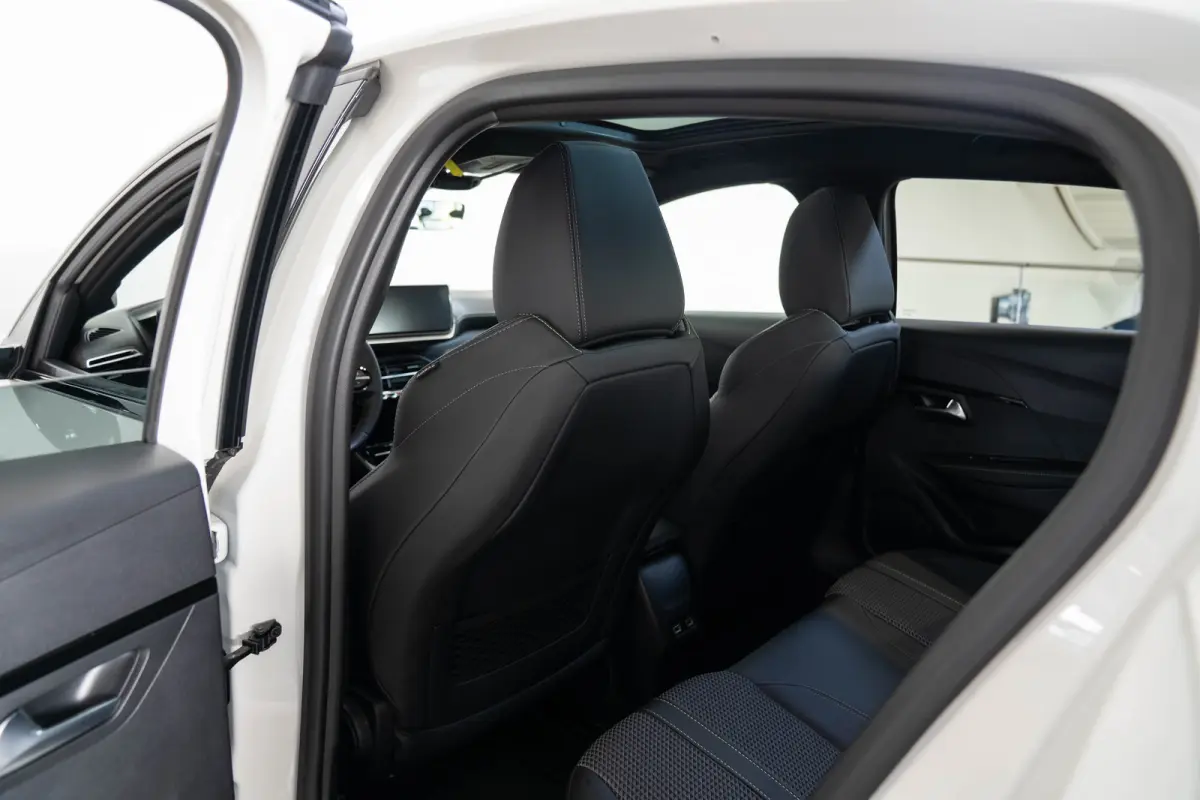 1.2 PureTech GT | Panoramdak | Camera | Navigatie | Parkeersensoren | Dodehoek detectie | Apple Carplay & Android Auto |