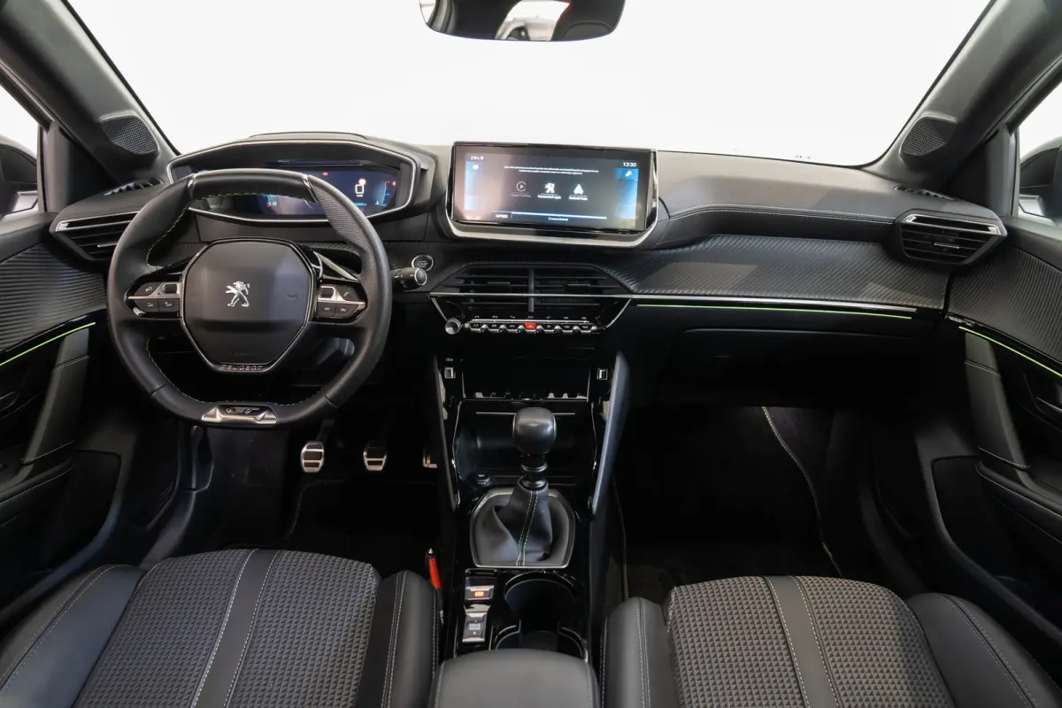 1.2 PureTech GT | Panoramdak | Camera | Navigatie | Parkeersensoren | Dodehoek detectie | Apple Carplay & Android Auto |