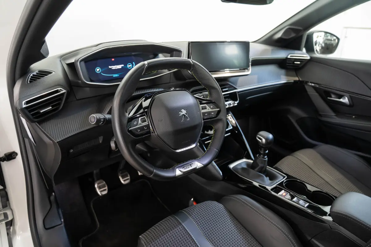 1.2 PureTech GT | Panoramdak | Camera | Navigatie | Parkeersensoren | Dodehoek detectie | Apple Carplay & Android Auto |