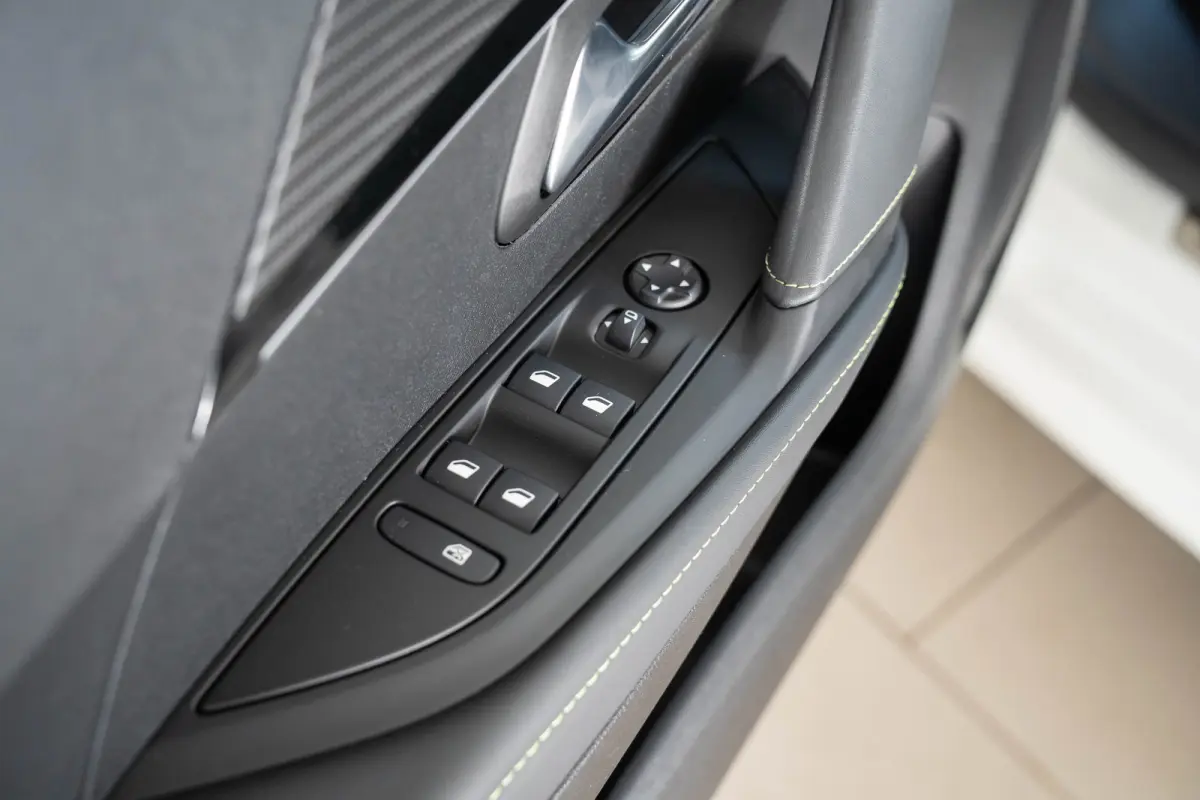 1.2 PureTech GT | Panoramdak | Camera | Navigatie | Parkeersensoren | Dodehoek detectie | Apple Carplay & Android Auto |