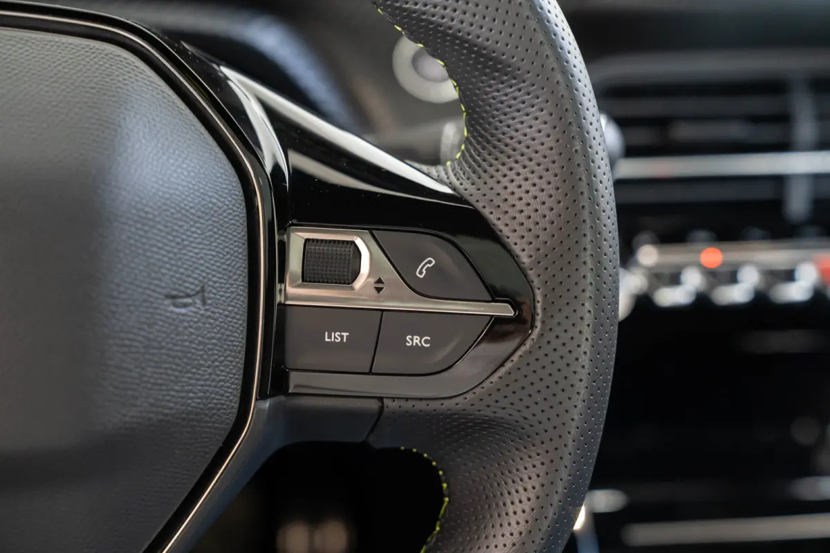 1.2 PureTech GT | Panoramdak | Camera | Navigatie | Parkeersensoren | Dodehoek detectie | Apple Carplay & Android Auto |