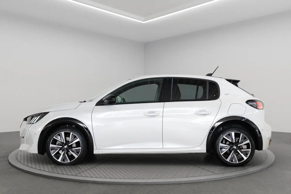 1.2 PureTech GT | Panoramdak | Camera | Navigatie | Parkeersensoren | Dodehoek detectie | Apple Carplay & Android Auto |