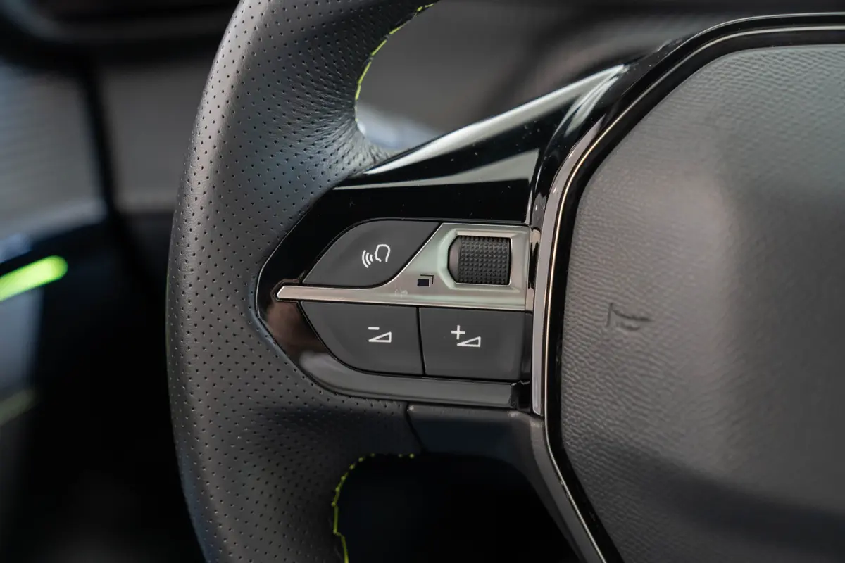 1.2 PureTech GT | Panoramdak | Camera | Navigatie | Parkeersensoren | Dodehoek detectie | Apple Carplay & Android Auto |