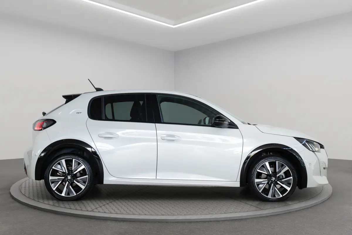 1.2 PureTech GT | Panoramdak | Camera | Navigatie | Parkeersensoren | Dodehoek detectie | Apple Carplay & Android Auto |