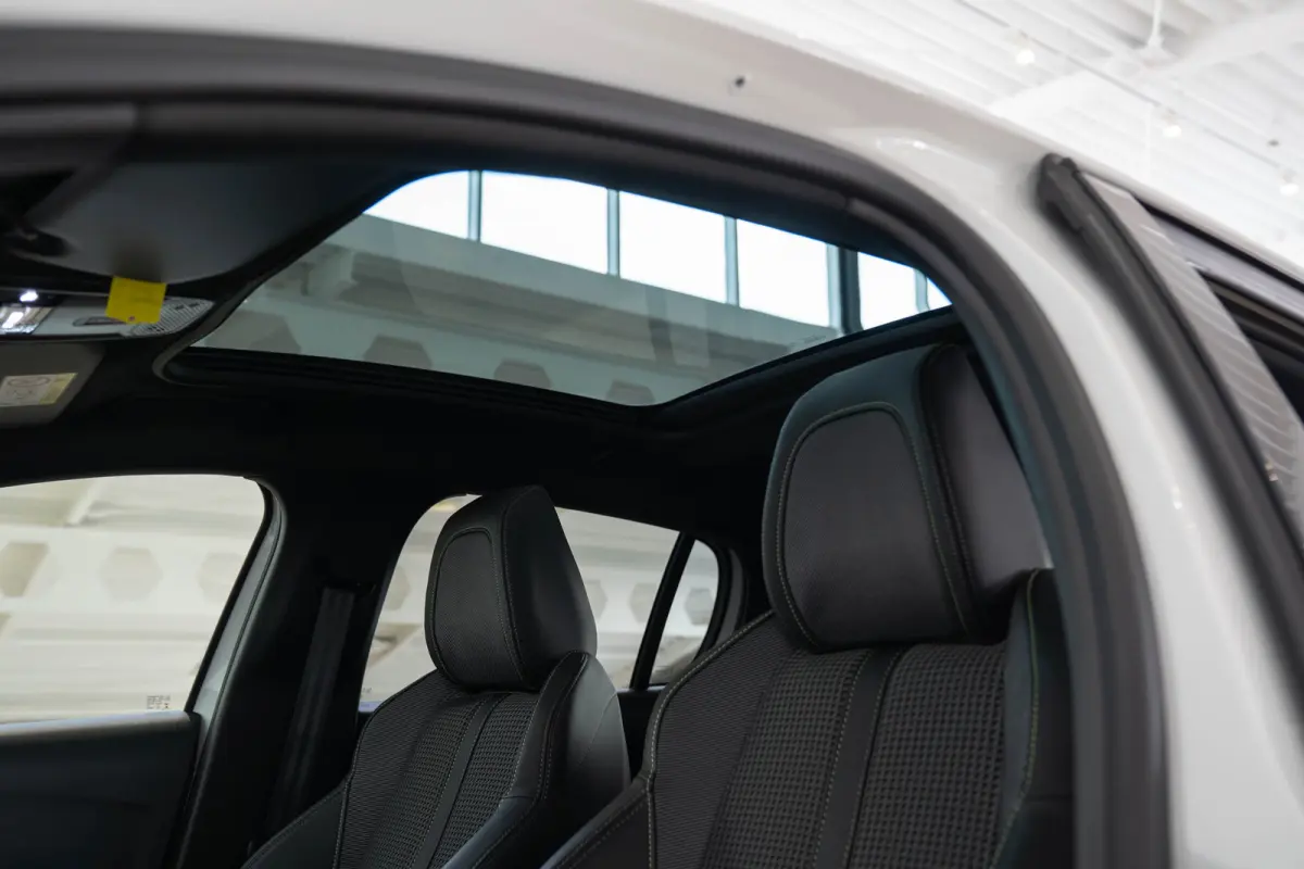 1.2 PureTech GT | Panoramdak | Camera | Navigatie | Parkeersensoren | Dodehoek detectie | Apple Carplay & Android Auto |