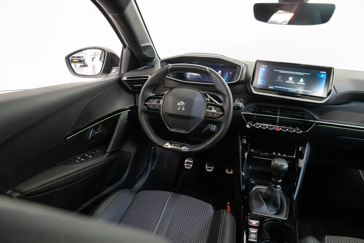 1.2 PureTech GT | Panoramdak | Camera | Navigatie | Parkeersensoren | Dodehoek detectie | Apple Carplay & Android Auto |