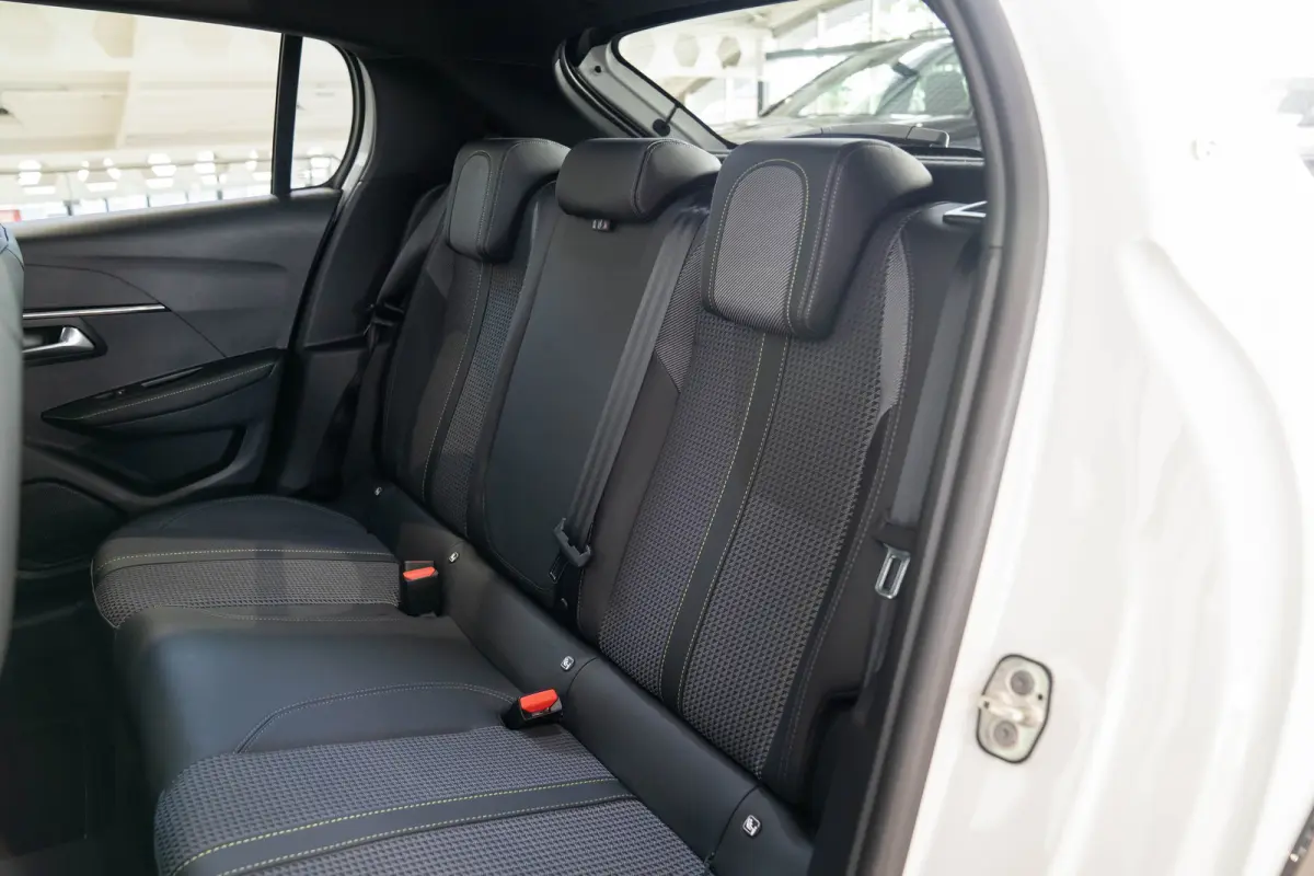 1.2 PureTech GT | Panoramdak | Camera | Navigatie | Parkeersensoren | Dodehoek detectie | Apple Carplay & Android Auto |