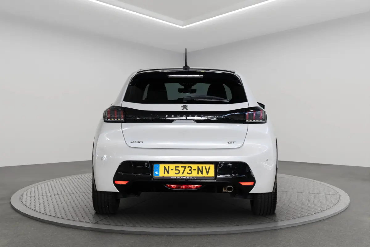 1.2 PureTech GT | Panoramdak | Camera | Navigatie | Parkeersensoren | Dodehoek detectie | Apple Carplay & Android Auto |