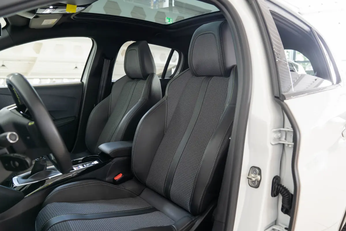 1.2 PureTech GT | Panoramdak | Camera | Navigatie | Parkeersensoren | Dodehoek detectie | Apple Carplay & Android Auto |