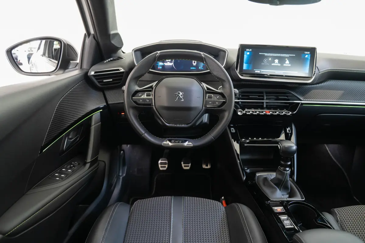 1.2 PureTech GT | Panoramdak | Camera | Navigatie | Parkeersensoren | Dodehoek detectie | Apple Carplay & Android Auto |