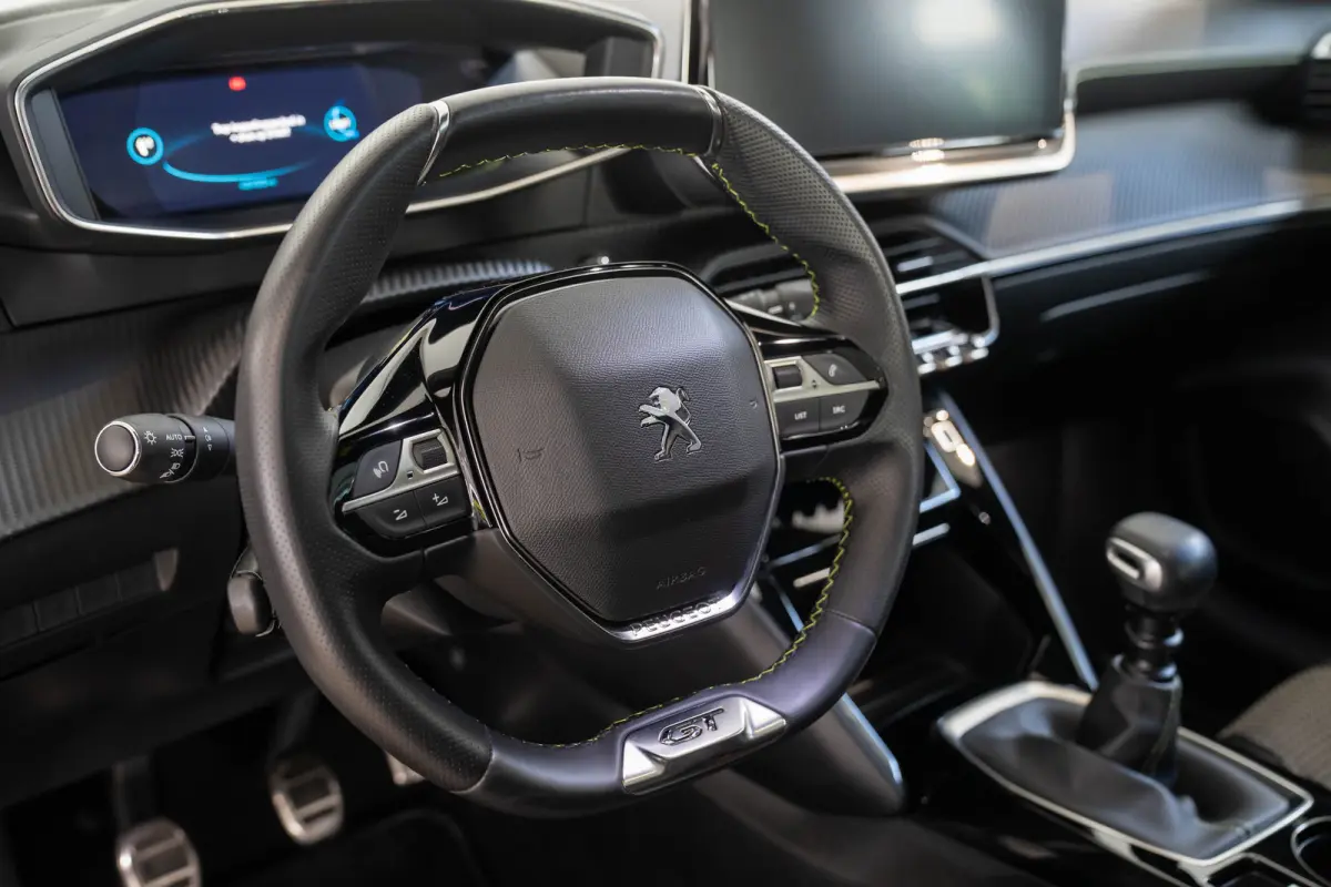 1.2 PureTech GT | Panoramdak | Camera | Navigatie | Parkeersensoren | Dodehoek detectie | Apple Carplay & Android Auto |