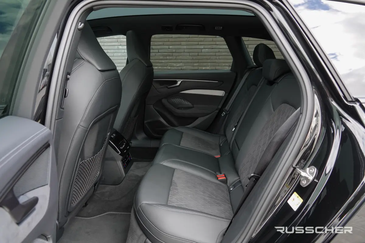 Edition One | 299Pk | quattro | S-Line | Plug-In Hybrid | 360° Camera | 21'' | Mythoszwart