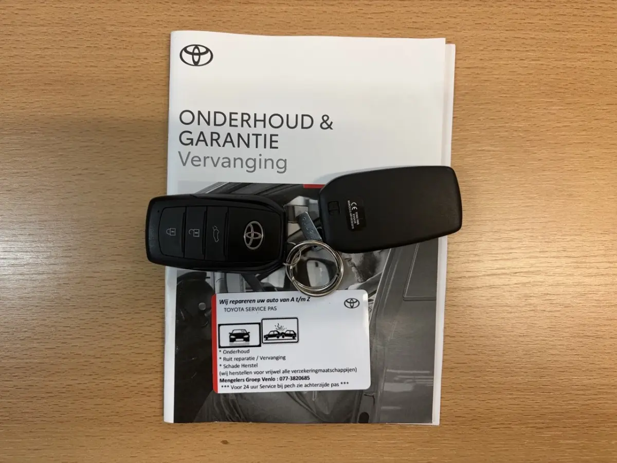 1.5 GR Sport navi | stoel en stuurverw | dealer ond | fabr gar 8/33 | trekhaak | camera | panoramadak
