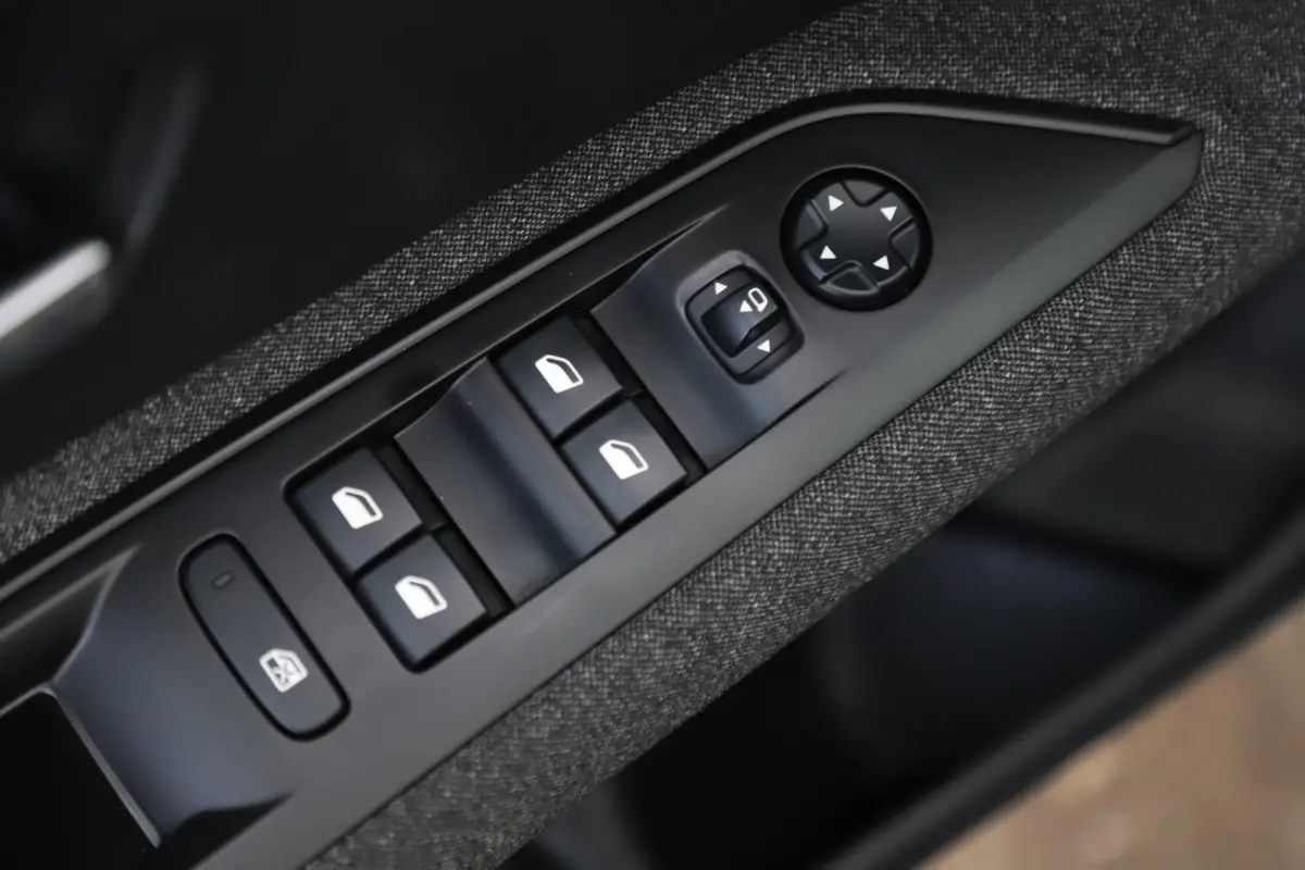 1.2 PureTech Active 7 Persoons Trekhaak Navigatie Achteruitrijcamera LMV Virtual Cockpit Climate Cruise Control