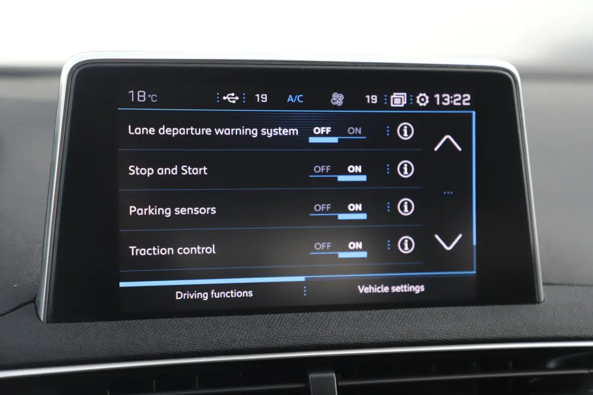 1.2 PureTech Active 7 Persoons Trekhaak Navigatie Achteruitrijcamera LMV Virtual Cockpit Climate Cruise Control