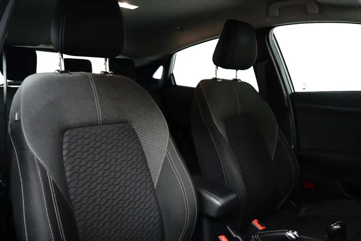 1.0 Titanium | Trekhaak | Camera | Cruise Control | Apple Carplay | Navigatie