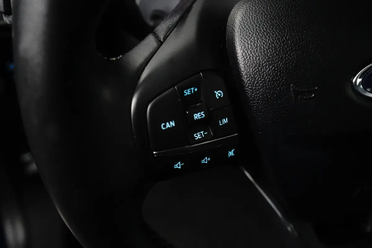 1.0 Titanium | Trekhaak | Camera | Cruise Control | Apple Carplay | Navigatie
