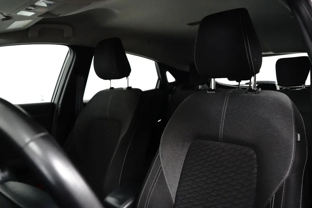 1.0 Titanium | Trekhaak | Camera | Cruise Control | Apple Carplay | Navigatie