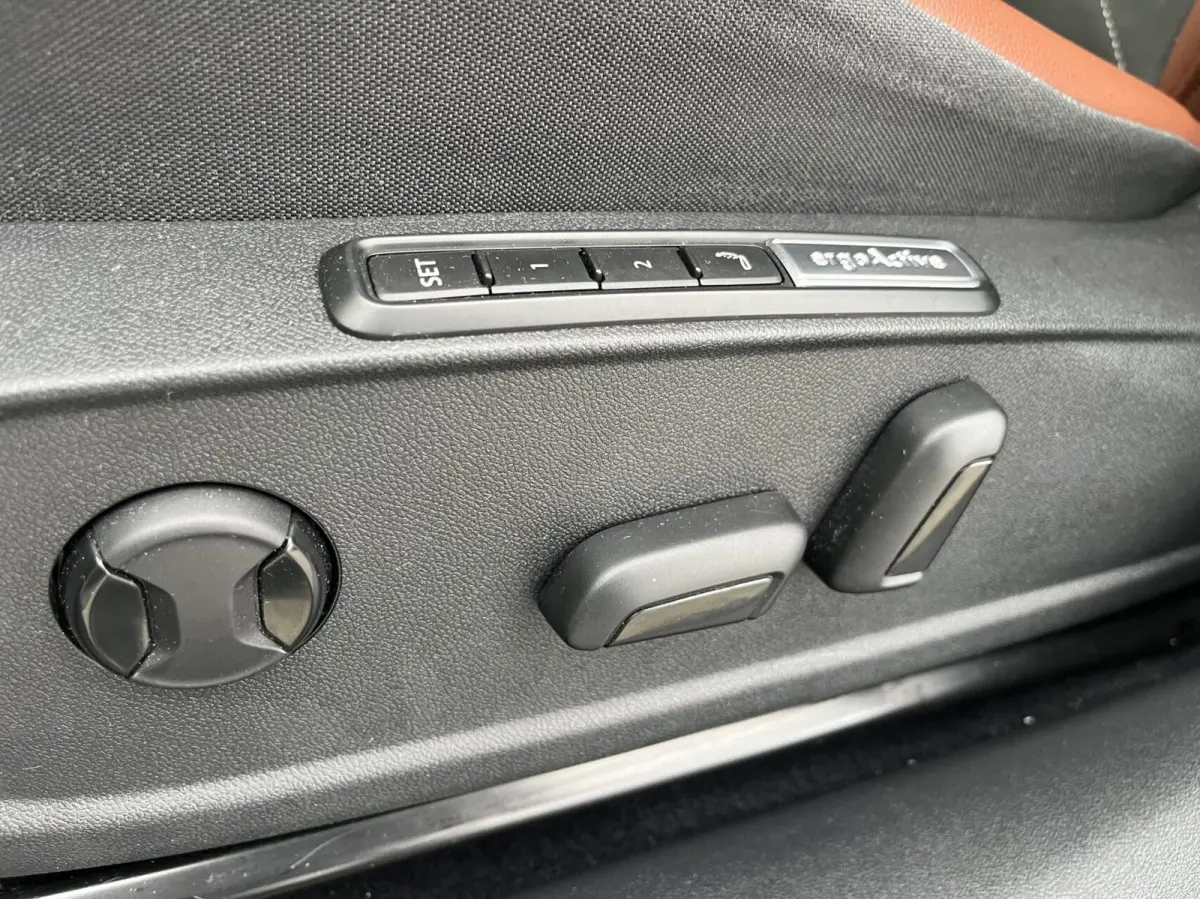 204PK 77 kWh PANO+MEMORY+IQ-LED+KEYLESS+21''