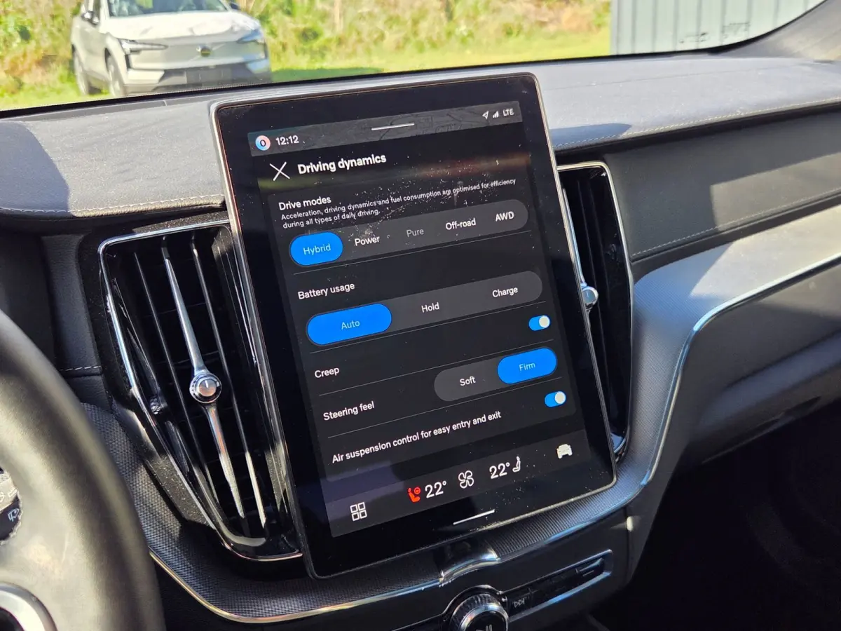 2.0 T6 Plug-in hybrid AWD Ultra Black Edition | Luchtvering | Trekhaak | 360 cam | Pano | 21" Velgen