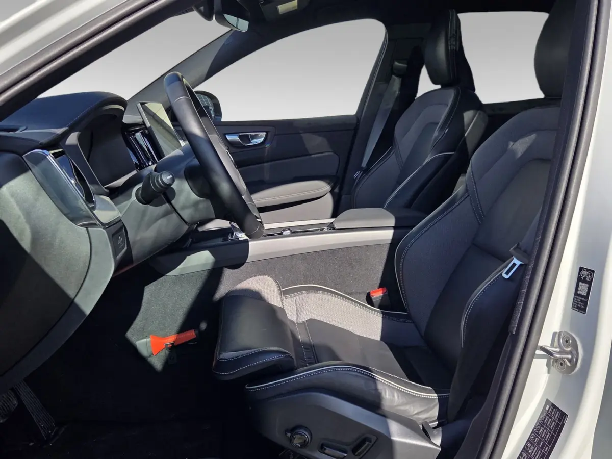 2.0 T6 Plug-in hybrid AWD Ultra Black Edition | Luchtvering | Trekhaak | 360 cam | Pano | 21" Velgen