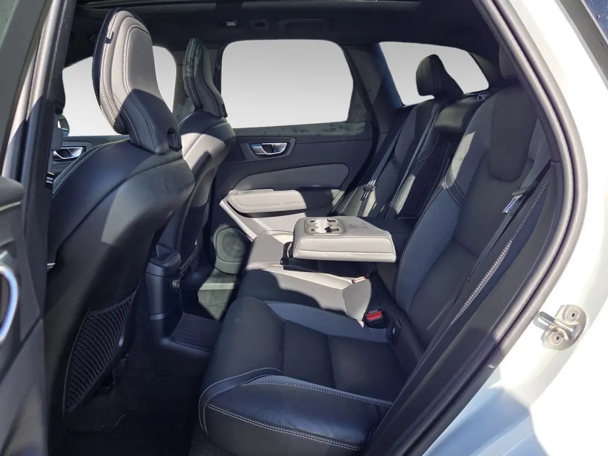 2.0 T6 Plug-in hybrid AWD Ultra Black Edition | Luchtvering | Trekhaak | 360 cam | Pano | 21" Velgen