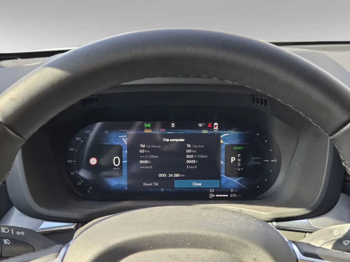 2.0 T6 Plug-in hybrid AWD Ultra Black Edition | Luchtvering | Trekhaak | 360 cam | Pano | 21" Velgen