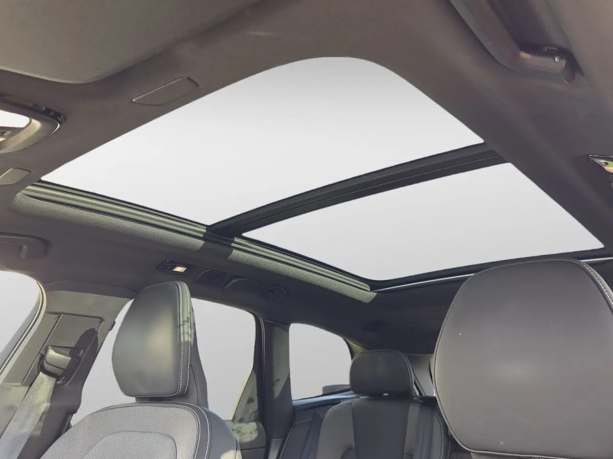 2.0 T6 Plug-in hybrid AWD Ultra Black Edition | Luchtvering | Trekhaak | 360 cam | Pano | 21" Velgen