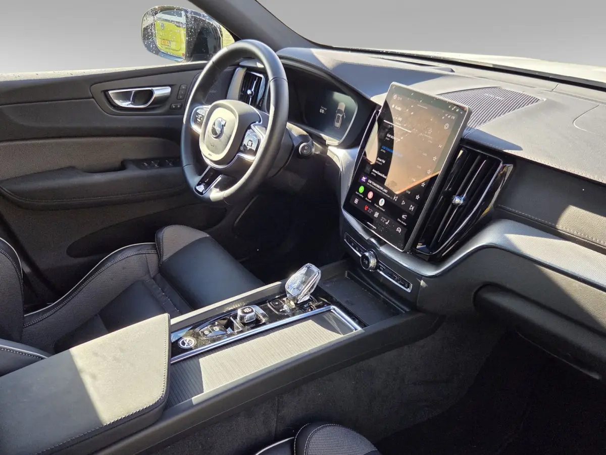 2.0 T6 Plug-in hybrid AWD Ultra Black Edition | Luchtvering | Trekhaak | 360 cam | Pano | 21" Velgen