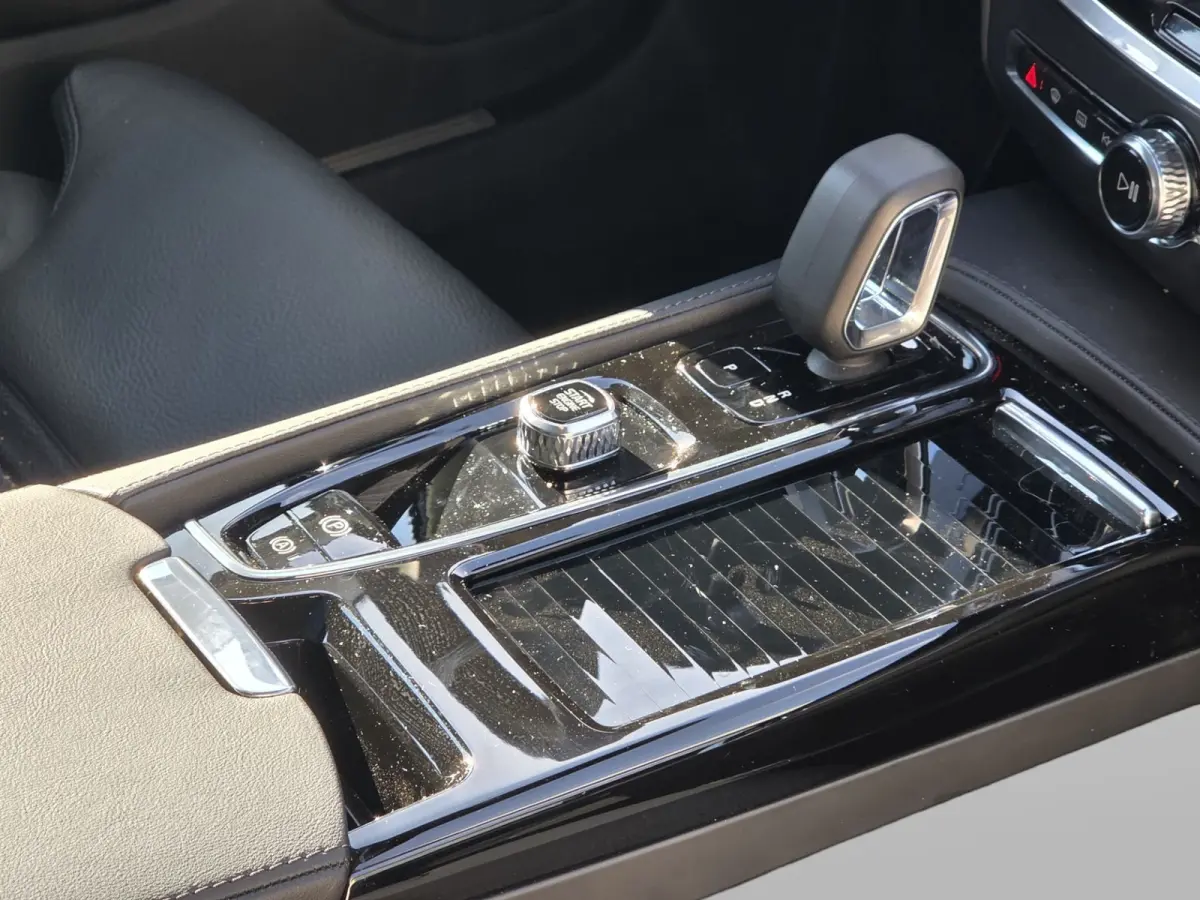 2.0 T6 Plug-in hybrid AWD Plus Dark | Trekhaak | 360 Camera | Harman/Kardon | Pano | Memory