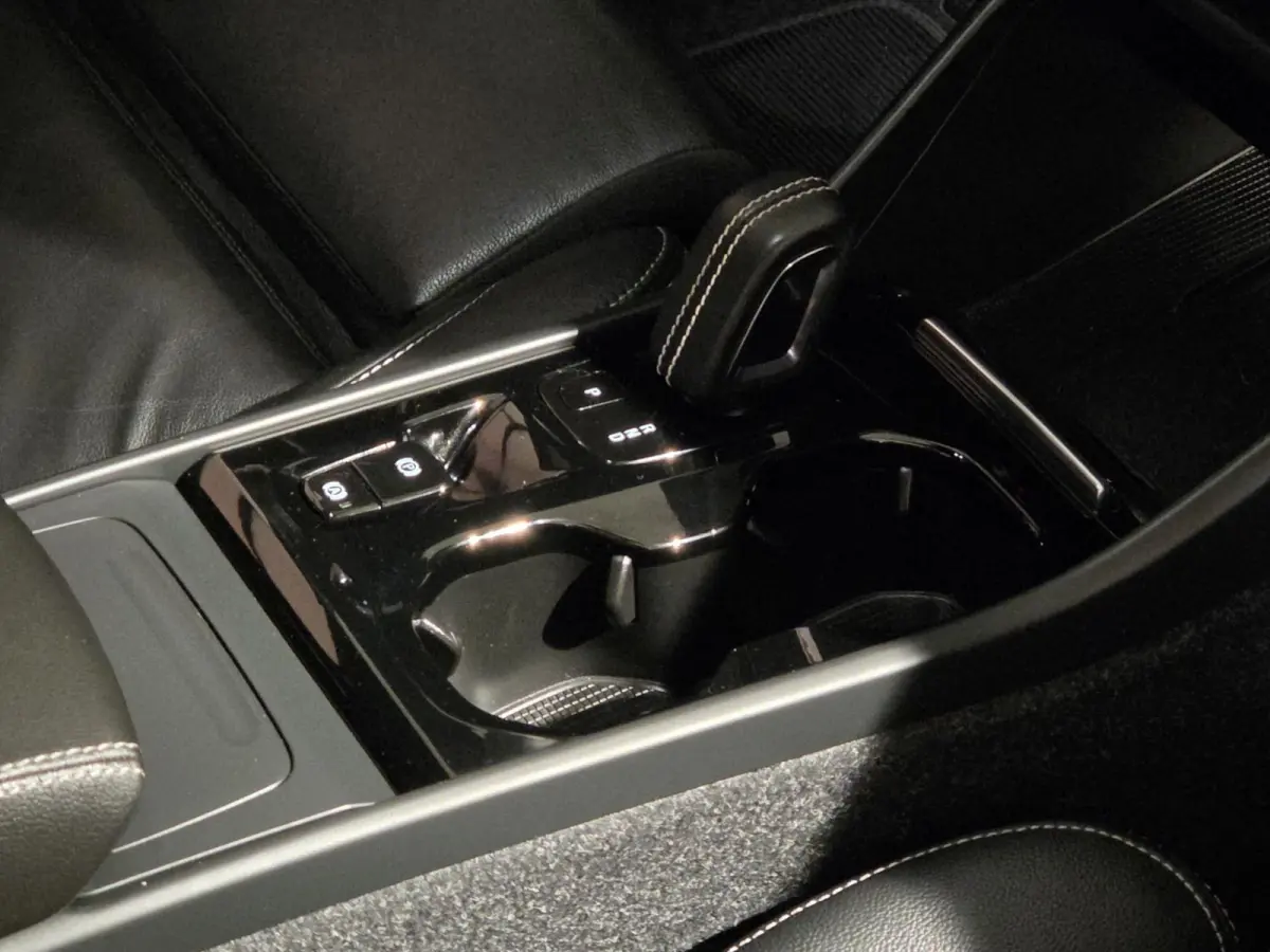 2.0 T4 R-Design | Trekhaak | Camera | Adaptive Cruise | Keyless | Stoelverwarming