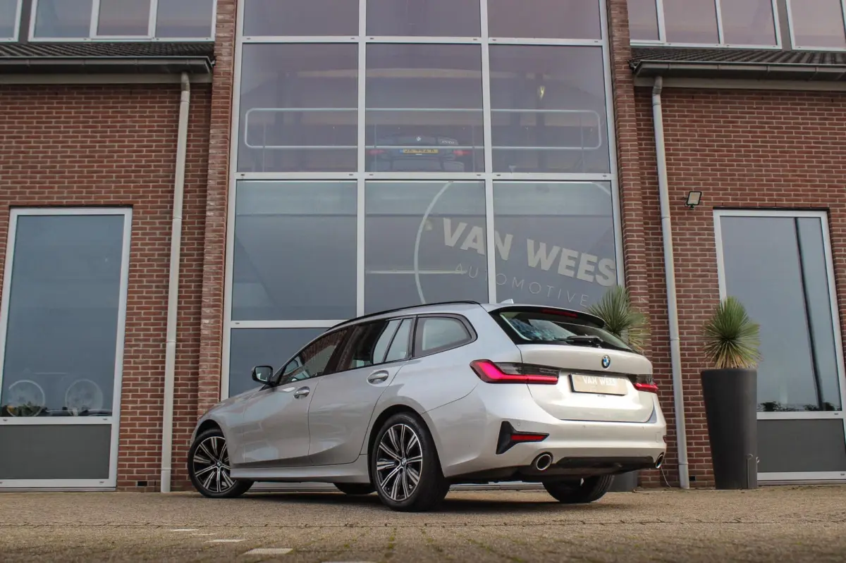 318i Business Edition | Sport Line | 2e eigenaar | Dealer onderhouden | Active Guard Plus | Connectedpackage Professional | Cruise control | DAB | Trekhaak | LED