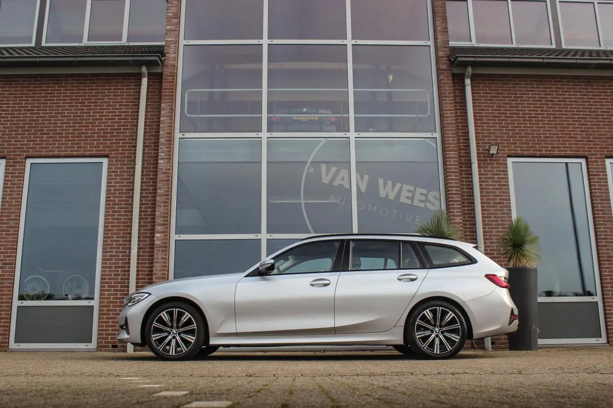 318i Business Edition | Sport Line | 2e eigenaar | Dealer onderhouden | Active Guard Plus | Connectedpackage Professional | Cruise control | DAB | Trekhaak | LED