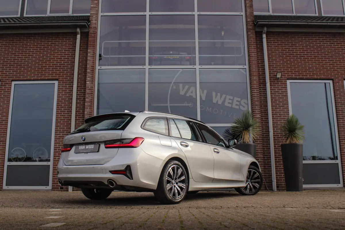 318i Business Edition | Sport Line | 2e eigenaar | Dealer onderhouden | Active Guard Plus | Connectedpackage Professional | Cruise control | DAB | Trekhaak | LED