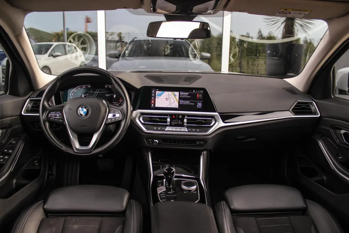 318i Business Edition | Sport Line | 2e eigenaar | Dealer onderhouden | Active Guard Plus | Connectedpackage Professional | Cruise control | DAB | Trekhaak | LED