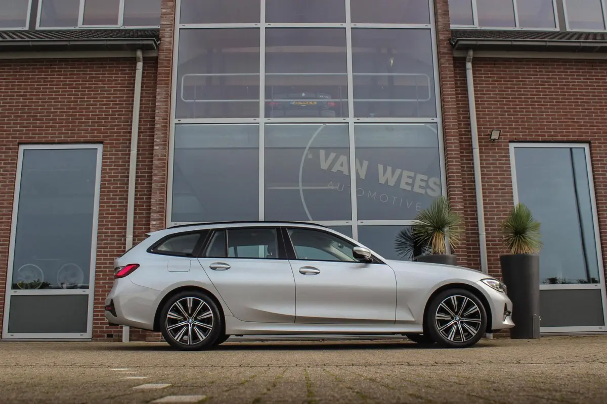 318i Business Edition | Sport Line | 2e eigenaar | Dealer onderhouden | Active Guard Plus | Connectedpackage Professional | Cruise control | DAB | Trekhaak | LED