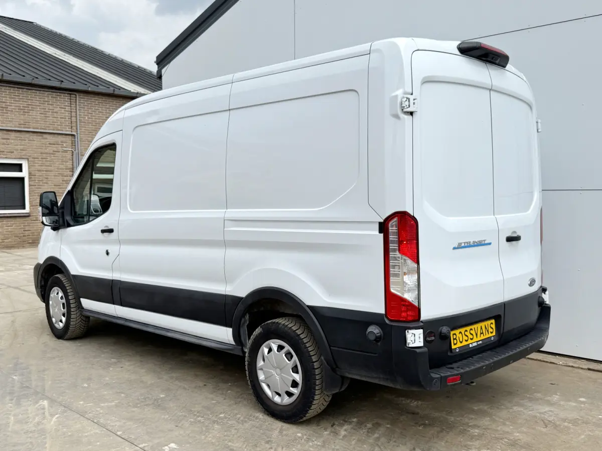 68kWh 184PK L2H2 317km WLTP BEV Snelladen 360° Camera Stoelverwarming Cruise control Climate control Carplay Navigatie Parkeersensoren