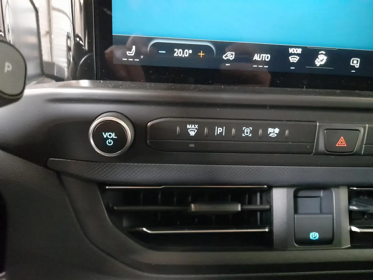 320 2.0 TDCI L2H1 Limited Automaat Climate control Parkeercamera Navigatie Cruise control Trekhaak 17" Lichtmetalen velgen Apple carplay Android auto