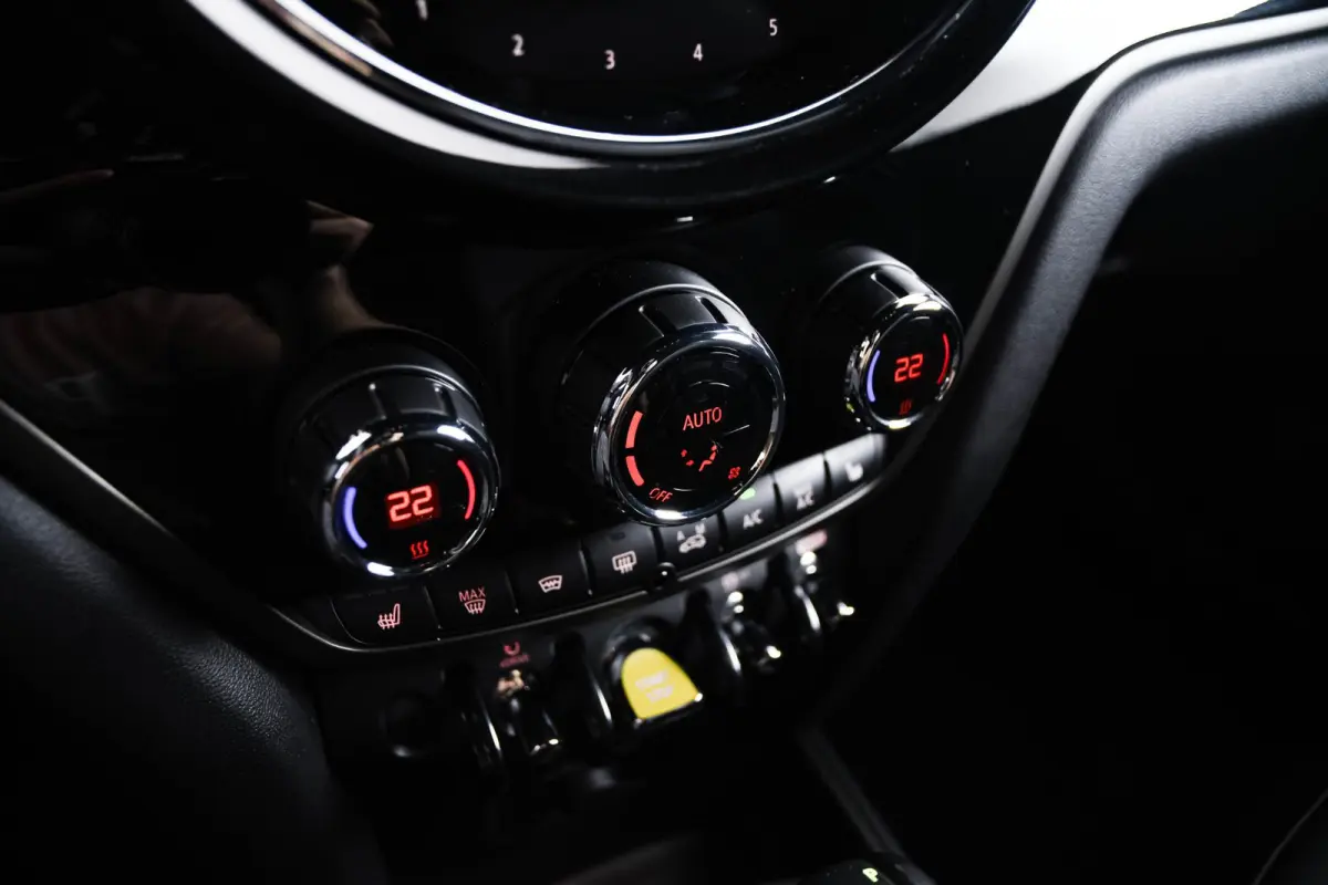 Cooper ALL4 Active Cruise Control - Elektrisch verwarmde/verstelbare stoelen - Comfort acces - Driving Assistant - Head up - Getinte ruiten - Achteruitrijcamera - MINI Navigatiesysteem -