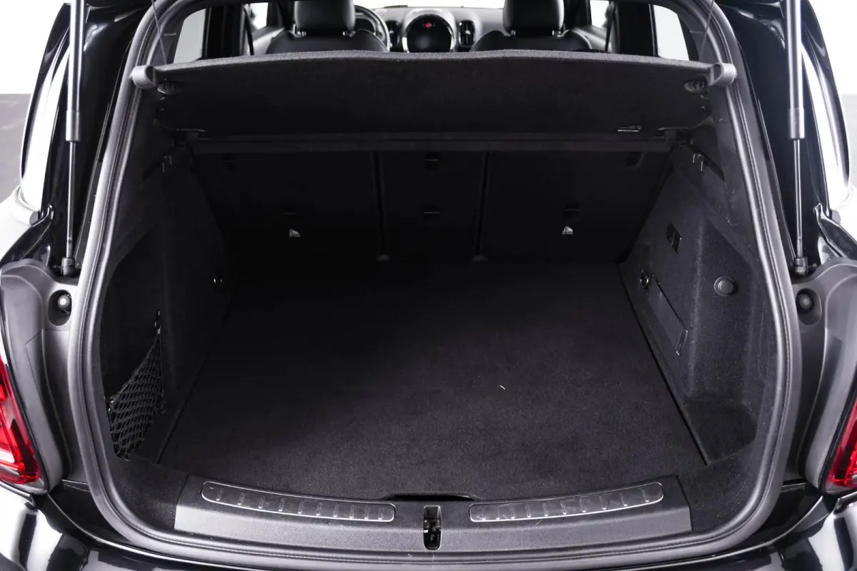 Cooper ALL4 Active Cruise Control - Elektrisch verwarmde/verstelbare stoelen - Comfort acces - Driving Assistant - Head up - Getinte ruiten - Achteruitrijcamera - MINI Navigatiesysteem -