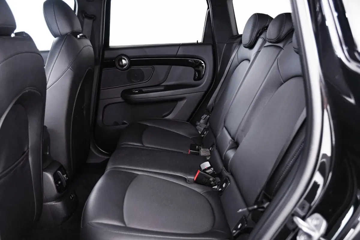 Cooper ALL4 Active Cruise Control - Elektrisch verwarmde/verstelbare stoelen - Comfort acces - Driving Assistant - Head up - Getinte ruiten - Achteruitrijcamera - MINI Navigatiesysteem -