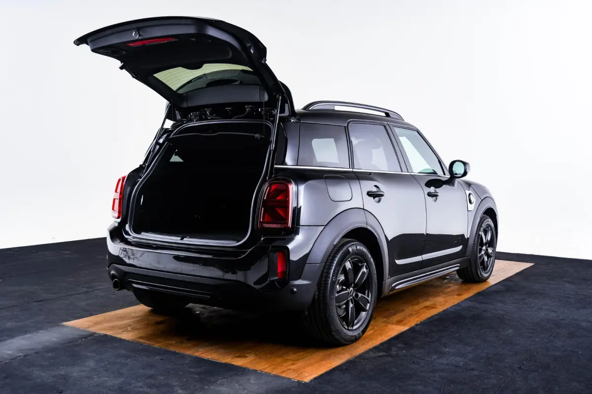 Cooper ALL4 Active Cruise Control - Elektrisch verwarmde/verstelbare stoelen - Comfort acces - Driving Assistant - Head up - Getinte ruiten - Achteruitrijcamera - MINI Navigatiesysteem -