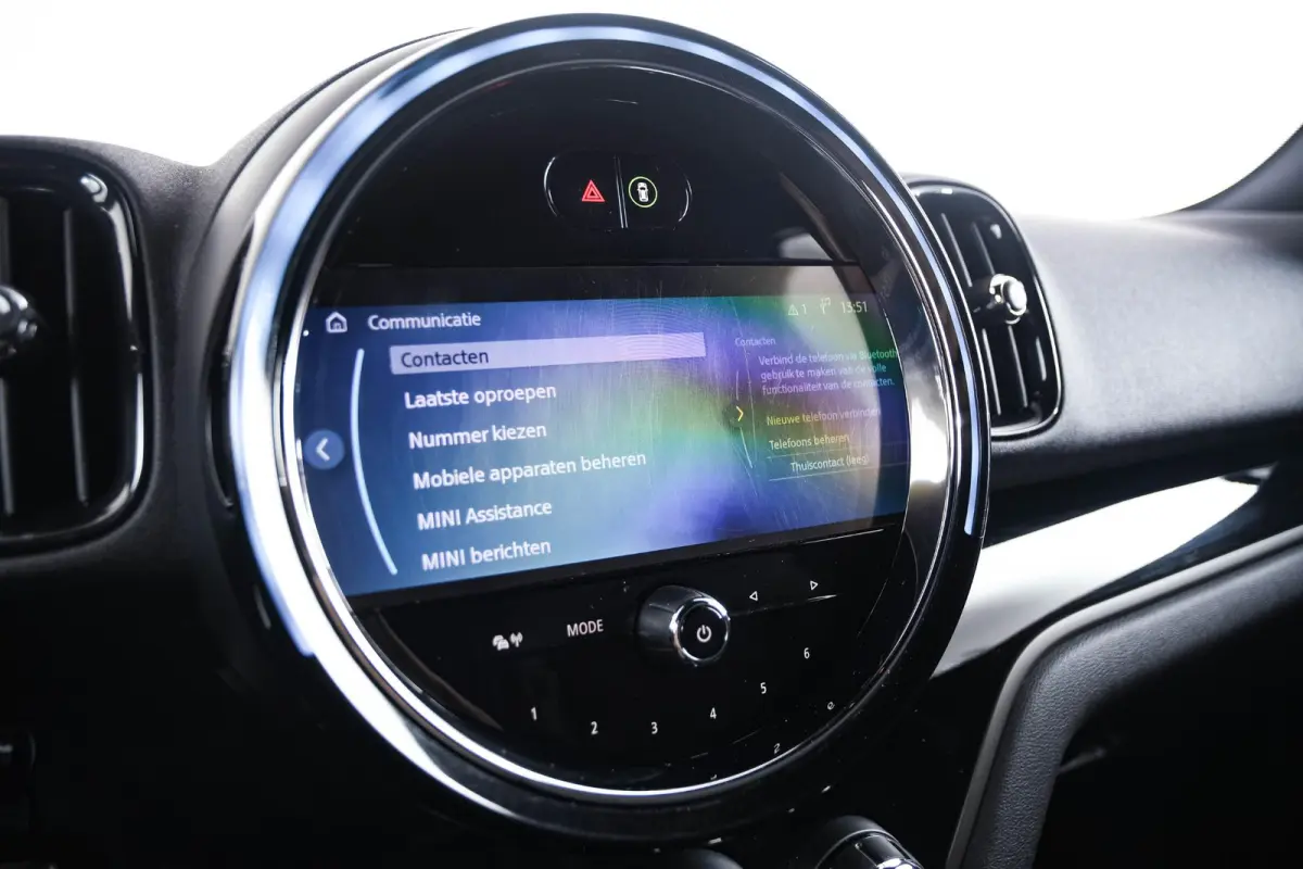 Cooper ALL4 Active Cruise Control - Elektrisch verwarmde/verstelbare stoelen - Comfort acces - Driving Assistant - Head up - Getinte ruiten - Achteruitrijcamera - MINI Navigatiesysteem -