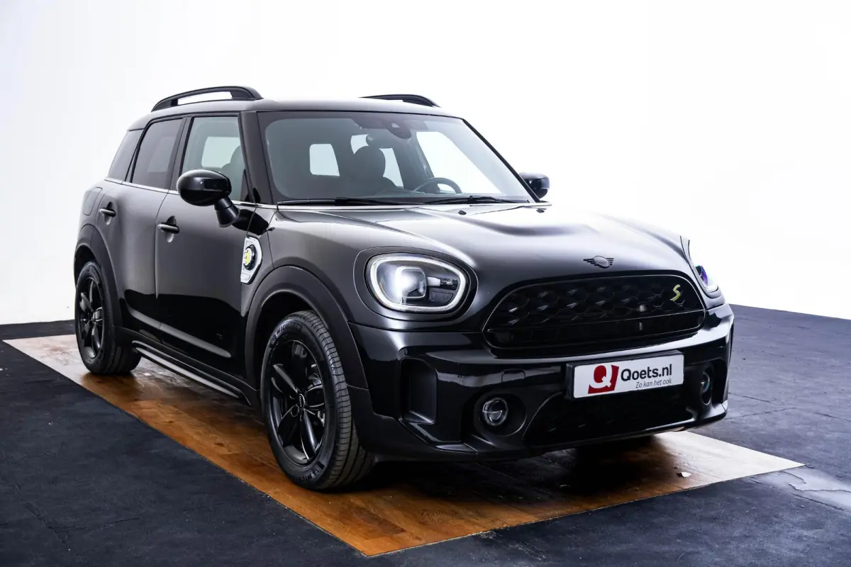 Cooper ALL4 Active Cruise Control - Elektrisch verwarmde/verstelbare stoelen - Comfort acces - Driving Assistant - Head up - Getinte ruiten - Achteruitrijcamera - MINI Navigatiesysteem -