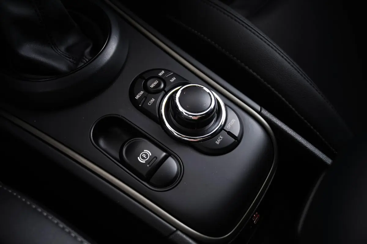 Cooper ALL4 Active Cruise Control - Elektrisch verwarmde/verstelbare stoelen - Comfort acces - Driving Assistant - Head up - Getinte ruiten - Achteruitrijcamera - MINI Navigatiesysteem -